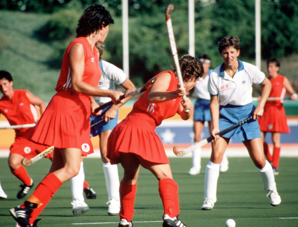 Des joueuses de hockey sur gazon pendant un match. 