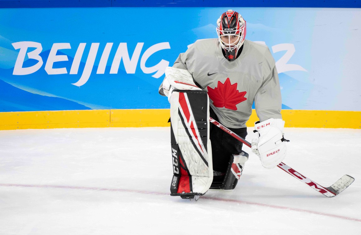 Un gardien de but de hockey à genoux sur la glace.