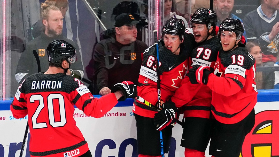 L'équipe canadienne célèbre un but contre l'Allemagne lors du match pour la médaille d'or du Championnat du monde 2023 de l'IIHF.