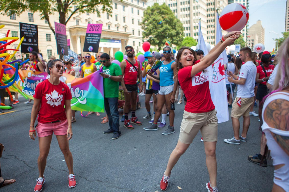 Deux femmes dans une parade. 