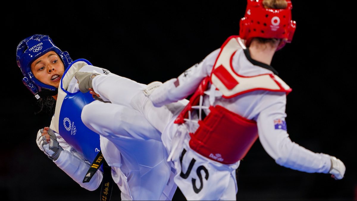 Skylar park donne un coup de pied lors d'un combat de taekwondo.