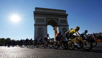 Plusieurs cyclistes près de l'Arc de triomphe.