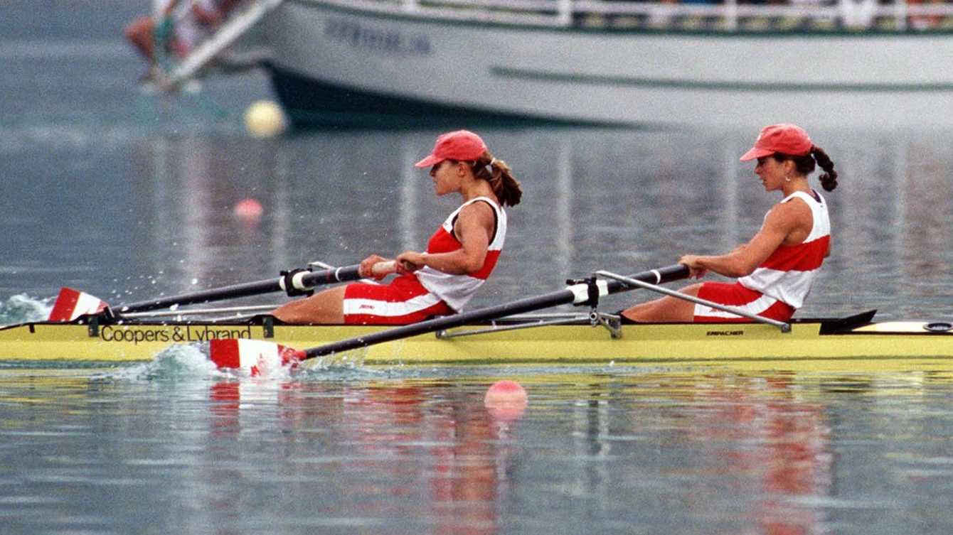 Deux athlète en aviron de  couple.