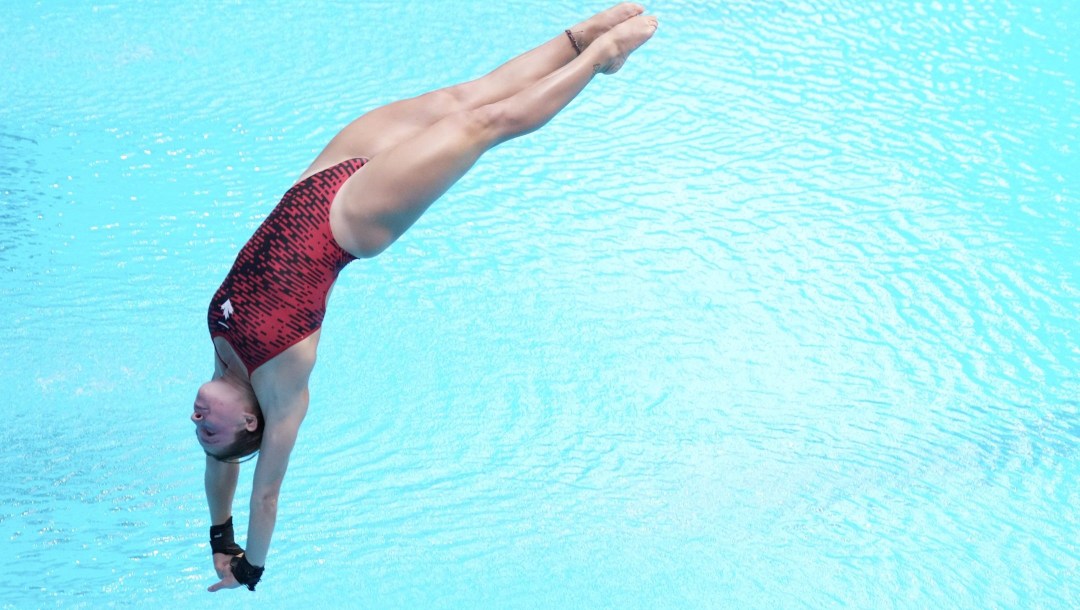 Mia Vallée atterrit à l'eau lors d'un plongeon.