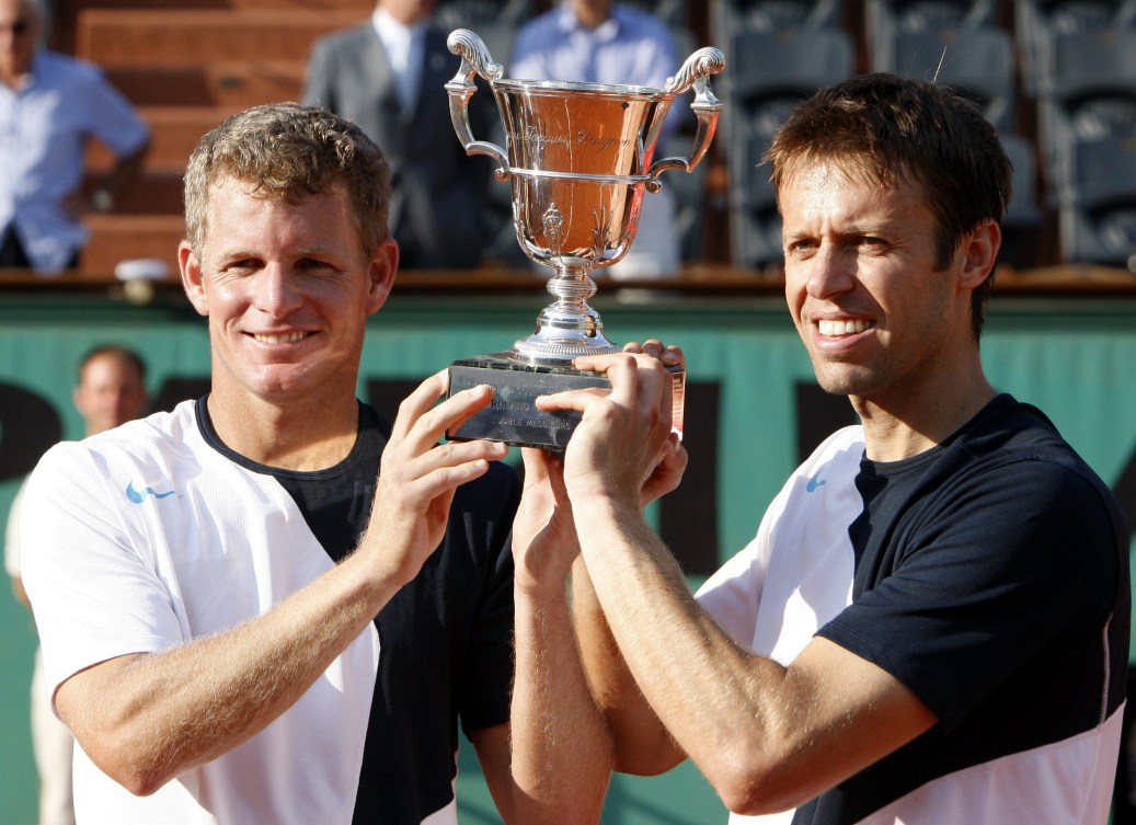 Daniel Nestor, à droite, et Mark Knowles tiennent le trophée des Internationaux de tennis de France. 