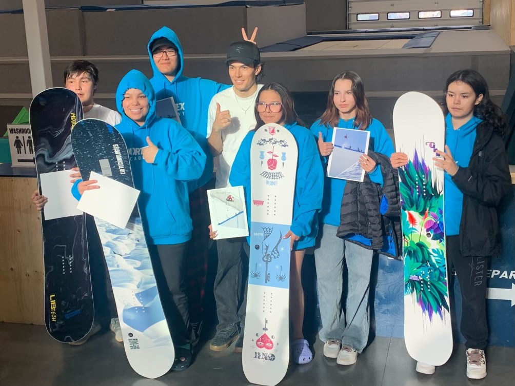 De jeunes Autochtones posent avec leur planche neuve.