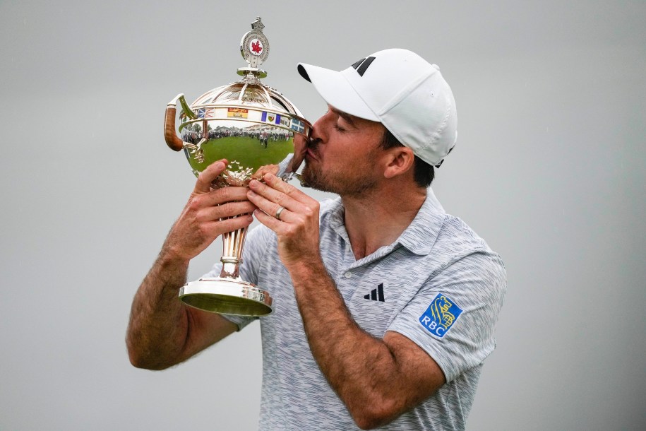 Le golfeur canadien Nick Taylor embrassant son trophée après son sacre à l'Omnium canadien RBC