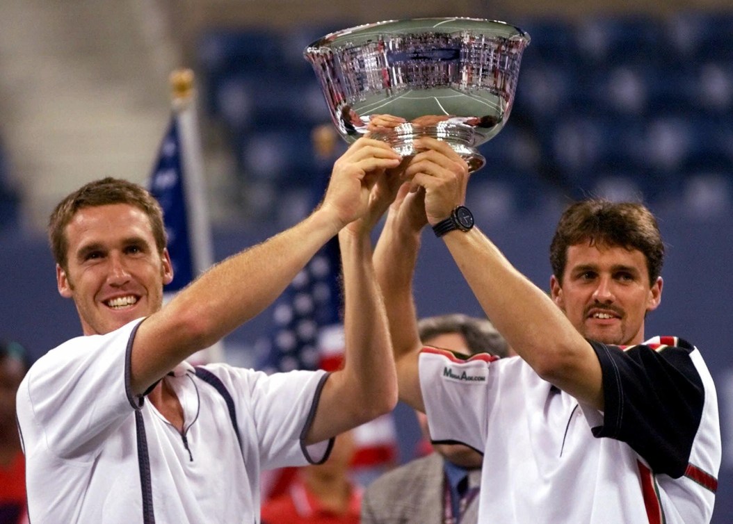 Alex O'Brien, à gauche, d'Amarillo, au Texas, et Sébastien Lareau, du Canada, tiennent leur trophée des Internationaux de tennis des États-Unis. 