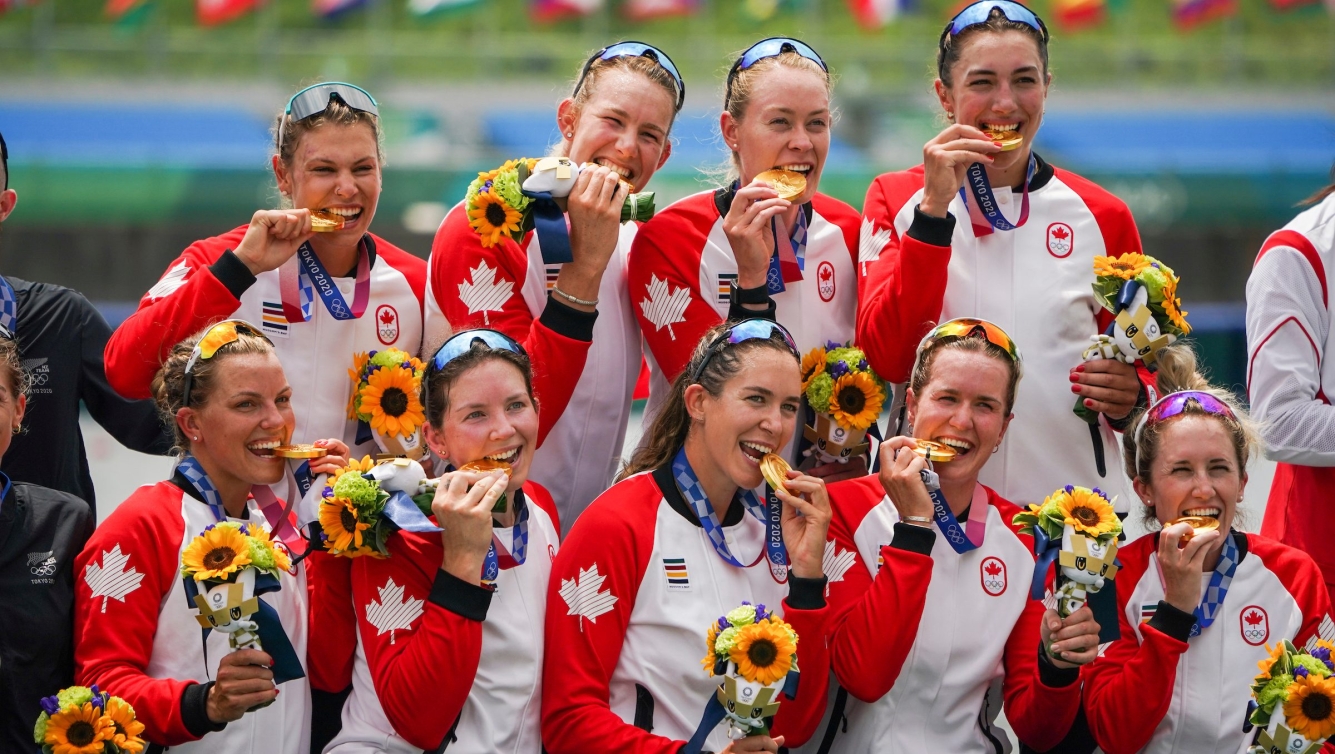 L'équipe du huit de pointe féminin avec leur médaille d'or. 