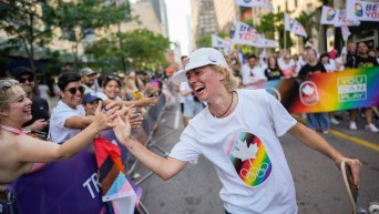 Annie Guglia célèbre en marchant dans la parade de la Fierté à Toronto.