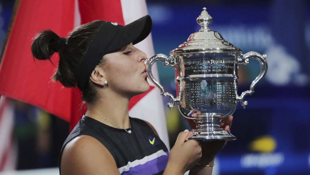 Bianca Andreescu, embrasse le trophée des Internationaux de tennis des États-Unis.
