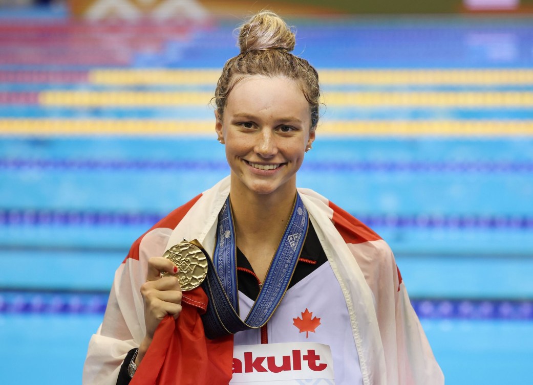 Summer McIntosh avec la médaille d'or remportée au 400 m quatre nages féminin. Swimming Canada/Ian MacNicol