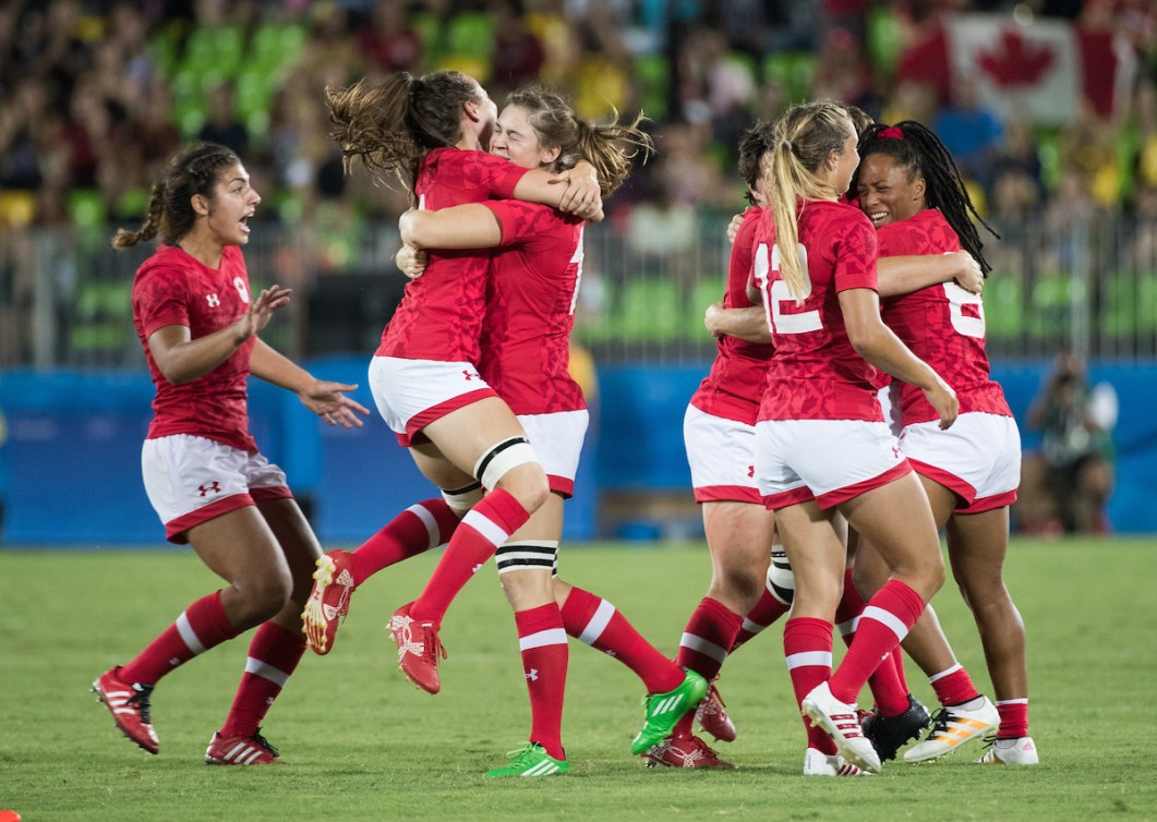 Les joueuses canadiennes célèbrent sur le terrain.