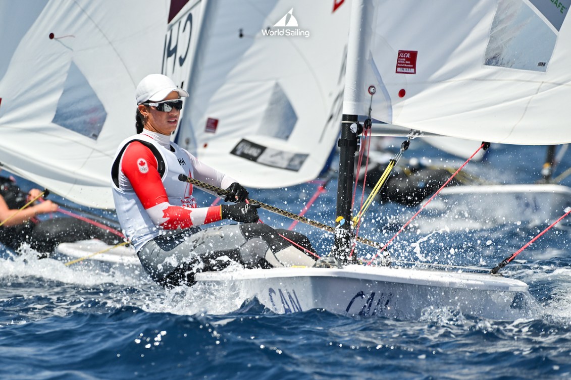 Sarah Douglas prend part à une épreuve de voile.