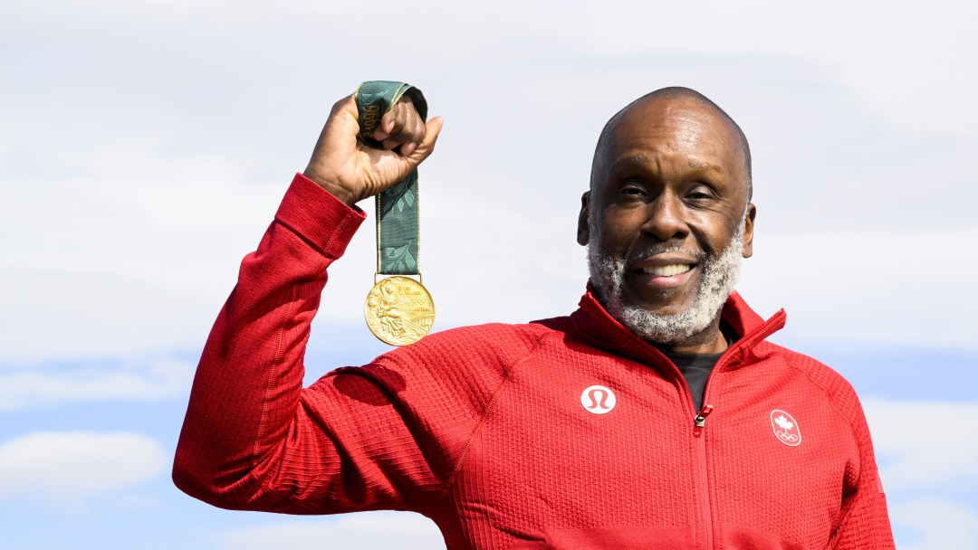 Bruny Surin pose avec sa médaille de 1996.