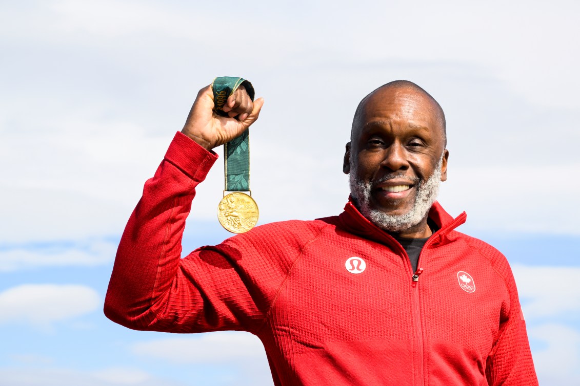 Bruny Surin pose avec sa médaille de 1996.