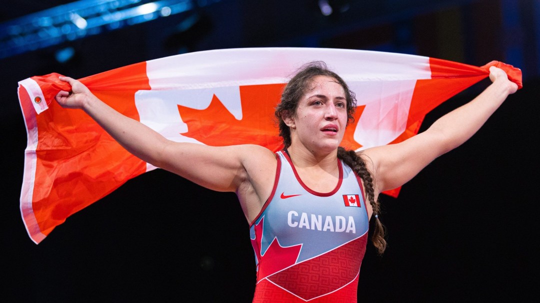 Ana Godinez Gonzalez tient un drapeau du Canada.
