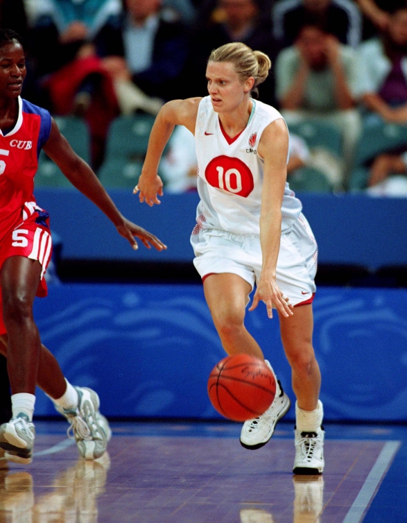 Stacey Dales (10) court sur le terrain lors d'une partie de basketball.