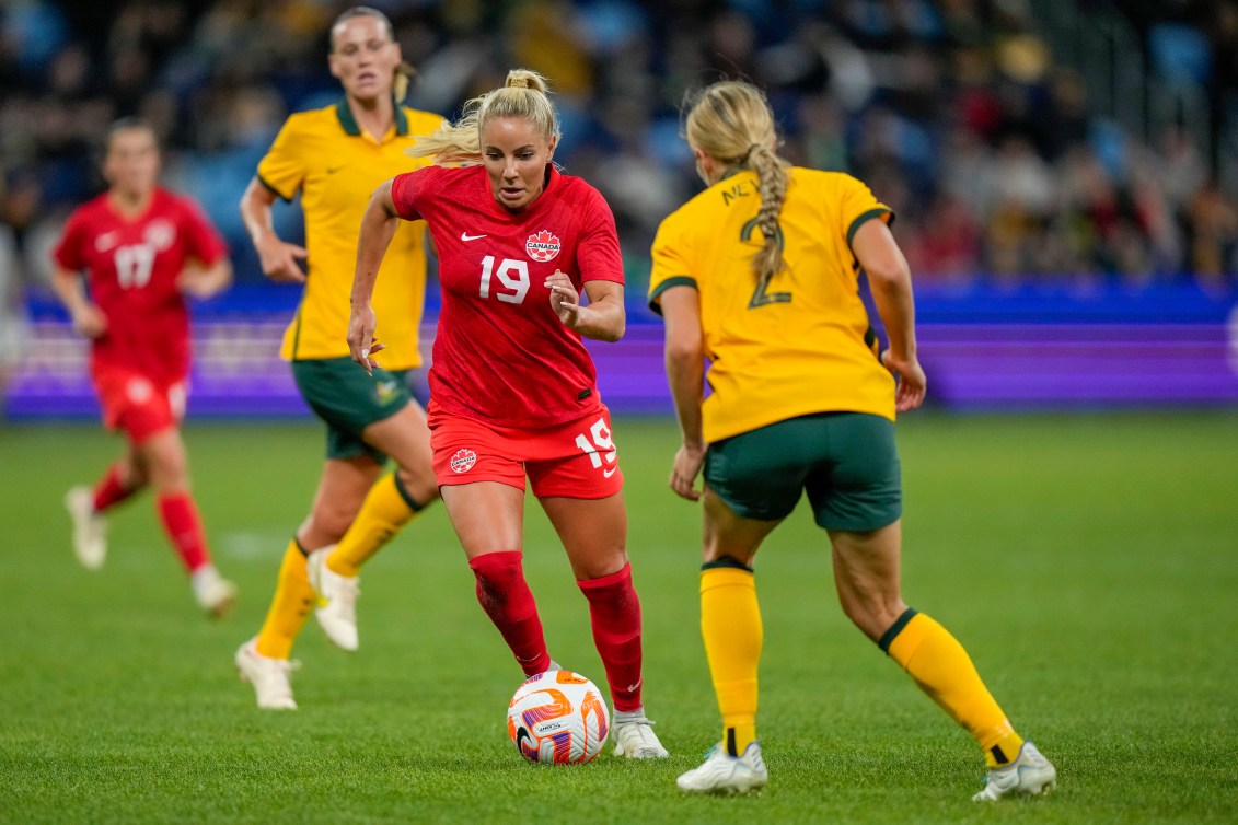 Adriana Leon en action sur le terrain lors d'un match contre l'Australie. 