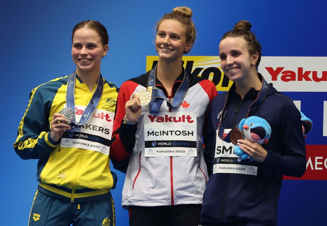 Summer McIntosh, au centre, médaillée d'or du 200 m papillon féminin, en compagnie de la médaillée d'argent, l'Australienne Elizabeth Dekkers, et de la médaillée de bronze, l'Américaine Regan Smith.