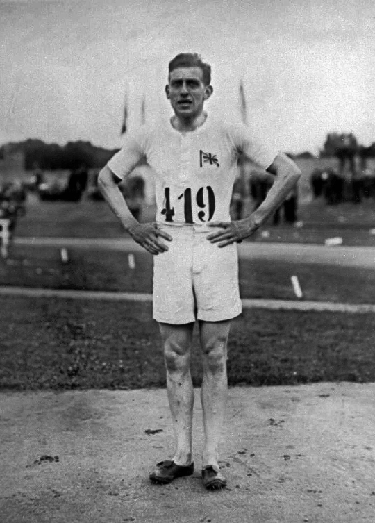 Un athlète pose sur la piste. 
