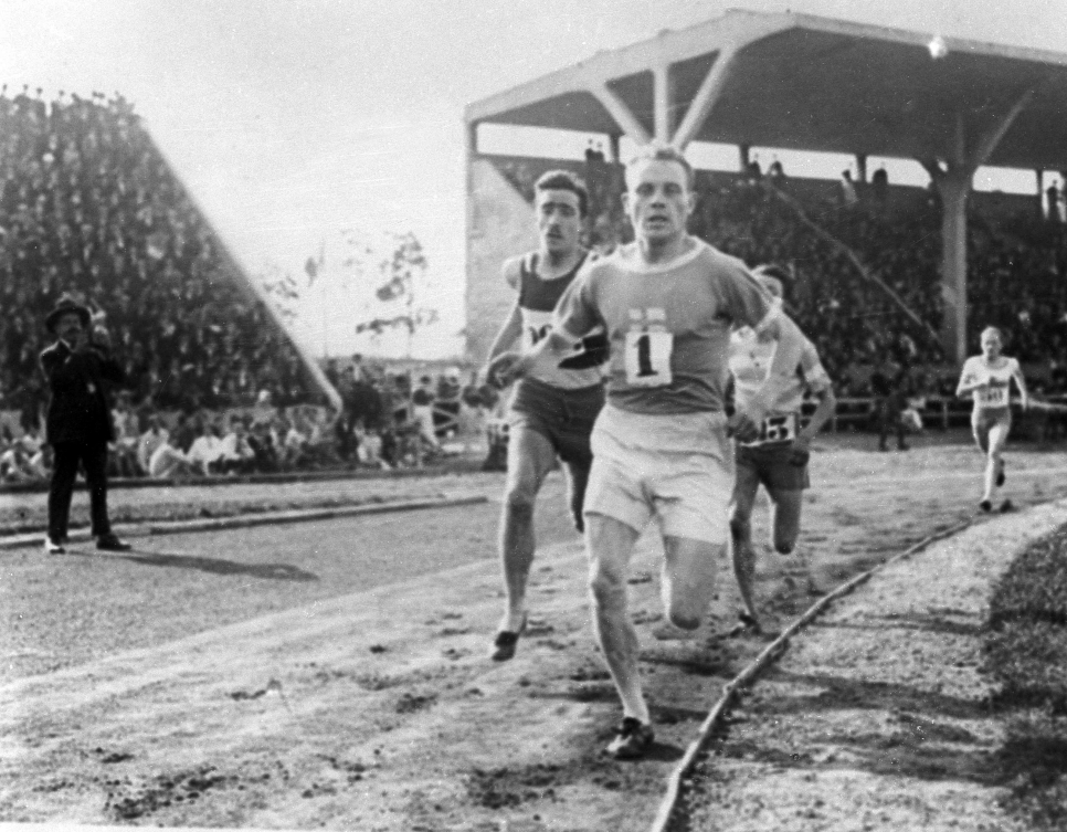 Photo en noir et blanc d'un athlète qui coure. 