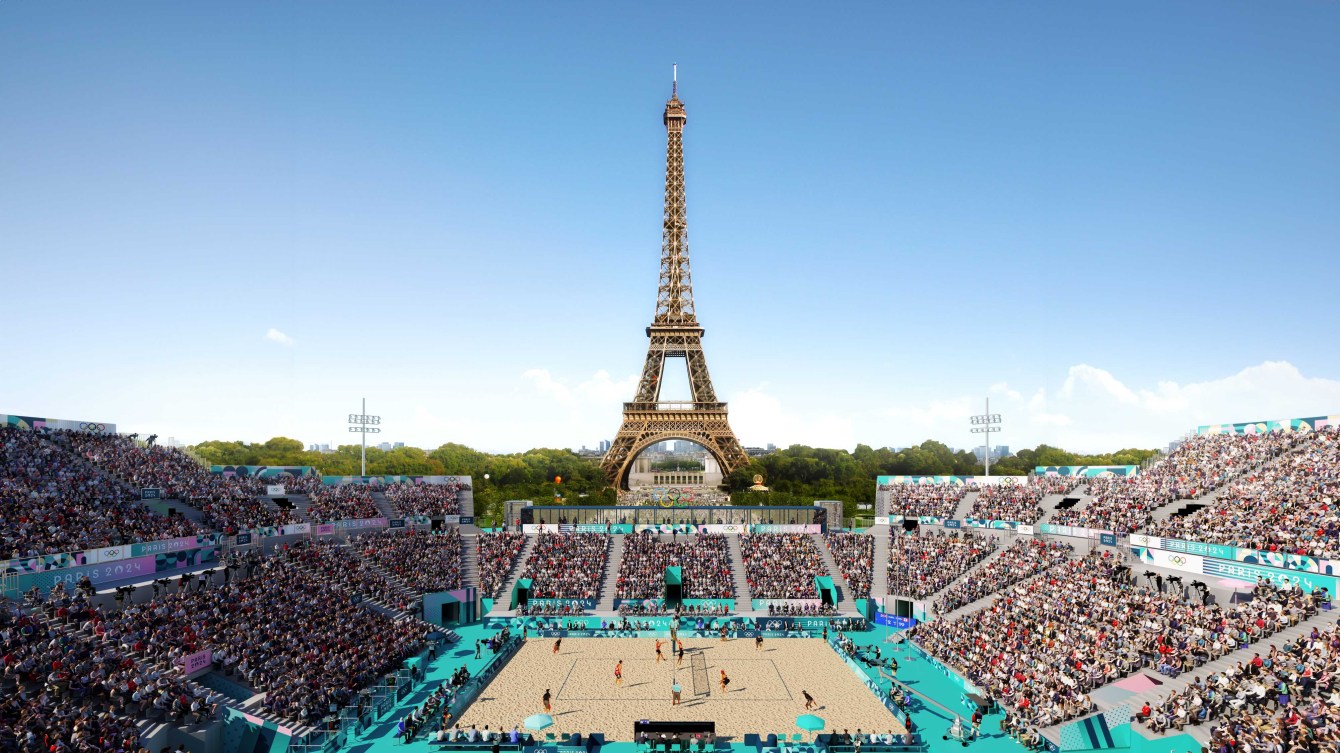 Un stade avec la Tour Eiffel en toile de fond. 