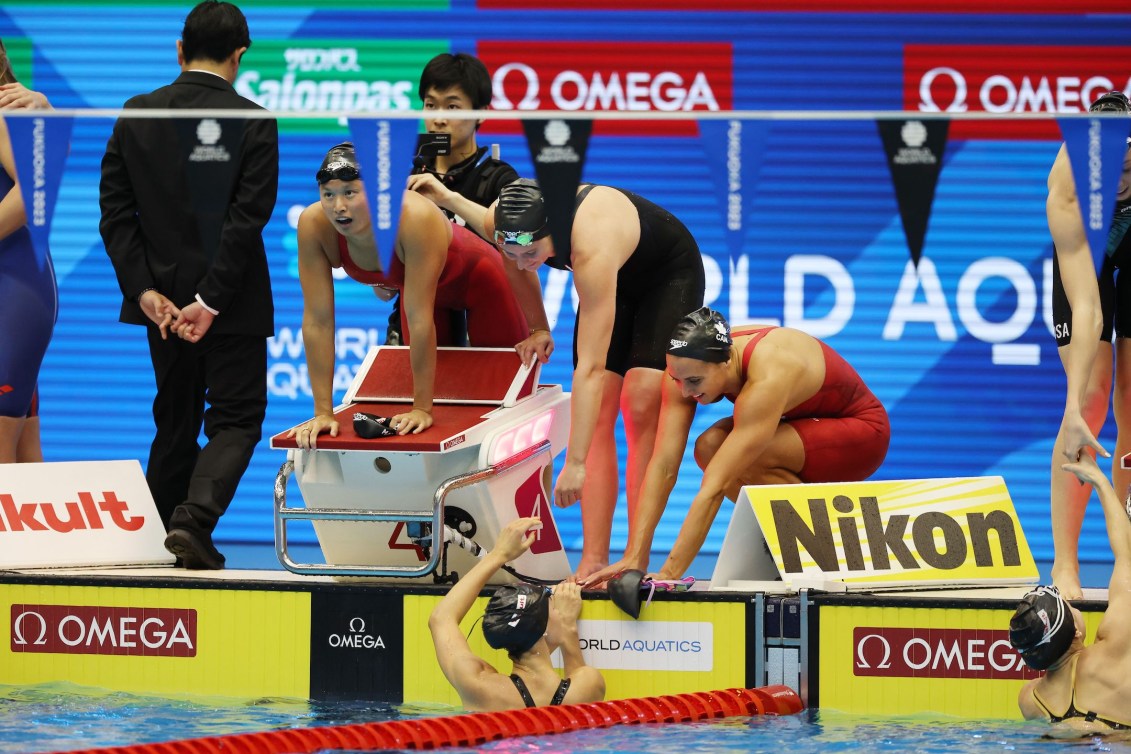 Des nageuses canadiennes se félicitent après un relais.
