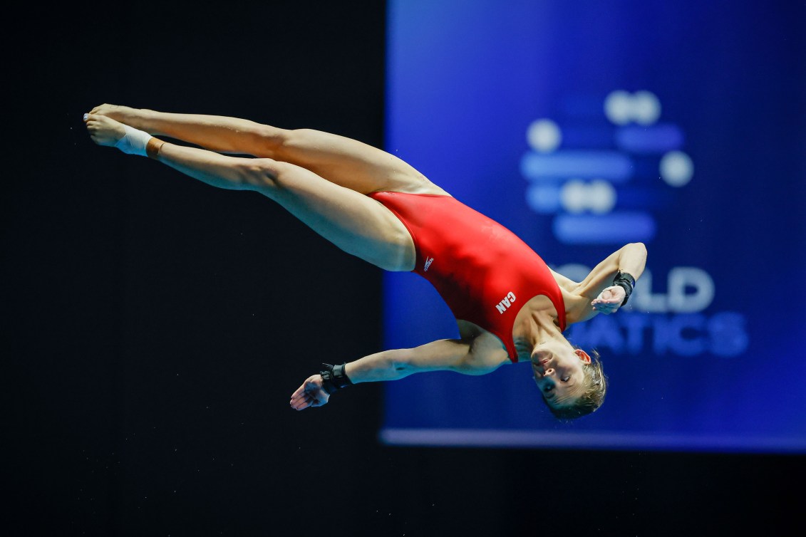 Caeli McKay plonge de la plateforme de 10m en position layout