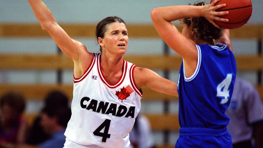 Bev Smith lors d'un match de basketball.