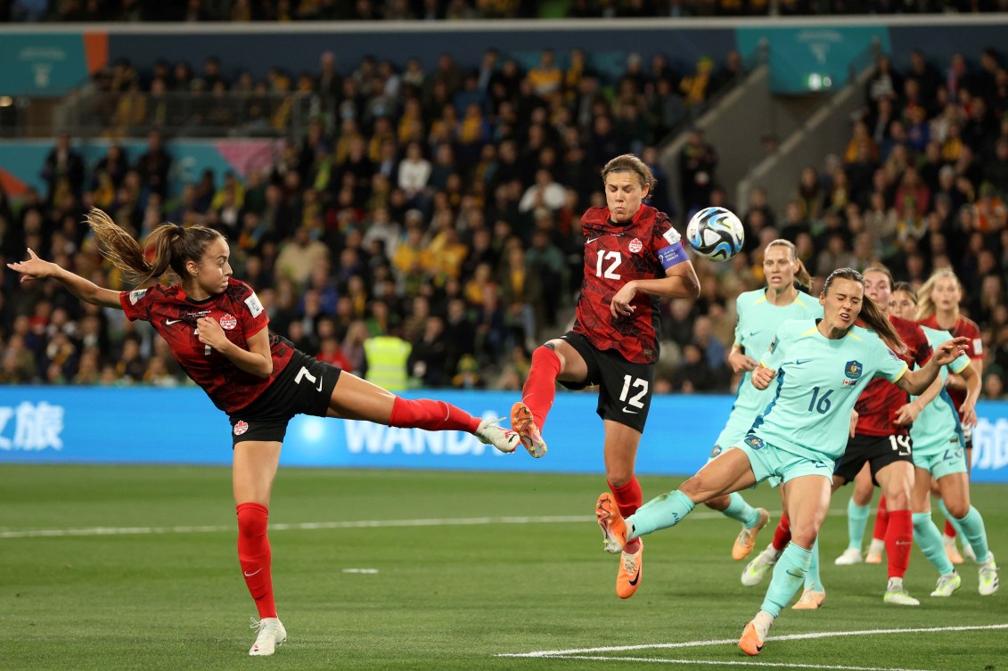 Des joueuses de soccer sur le terrain.