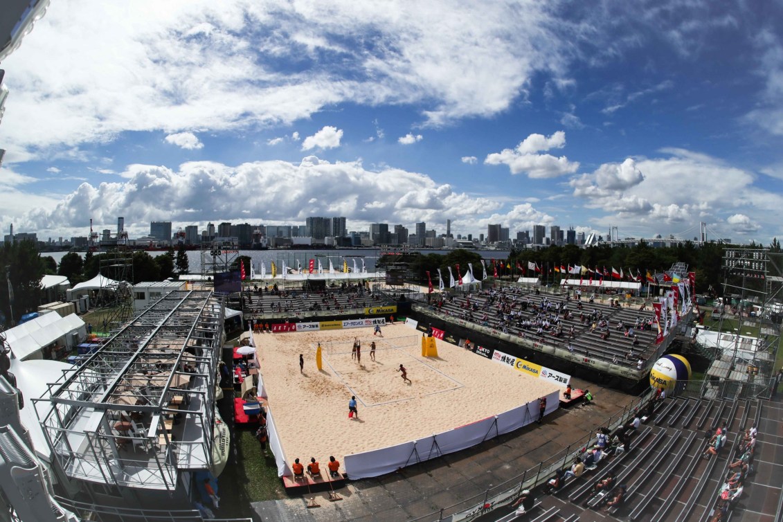 Un terrain de volleyball.