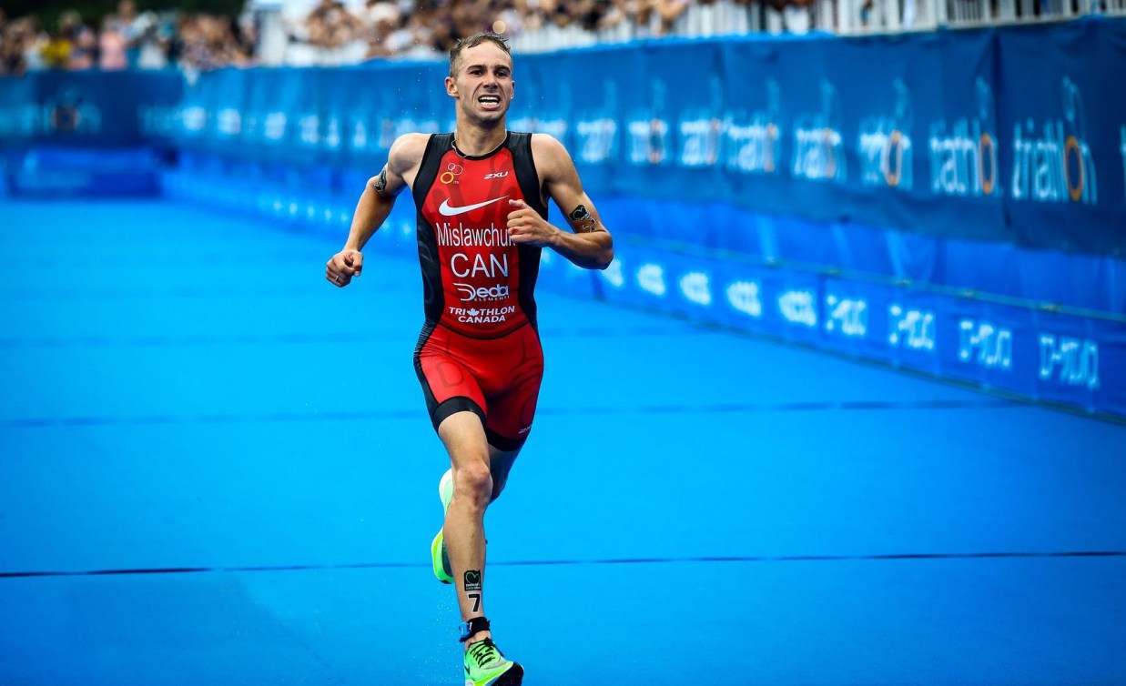 Un triathlète termine la course.