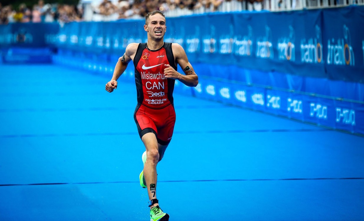 Un triathlète termine la course. 