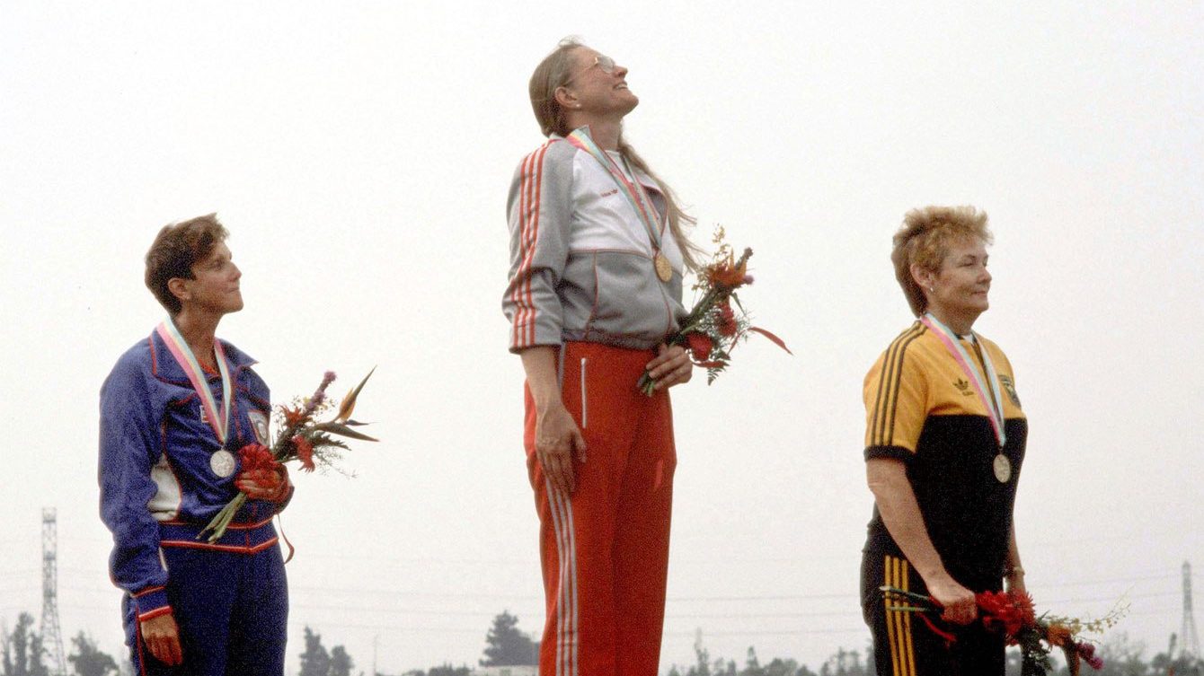 Linda Thom célèbre sa médaille d'or sur le podium.