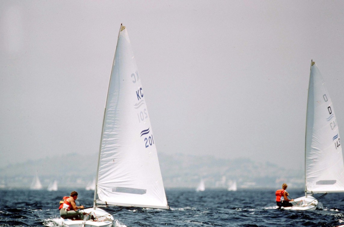 Deux bateaux pendant une course olympique de voile.