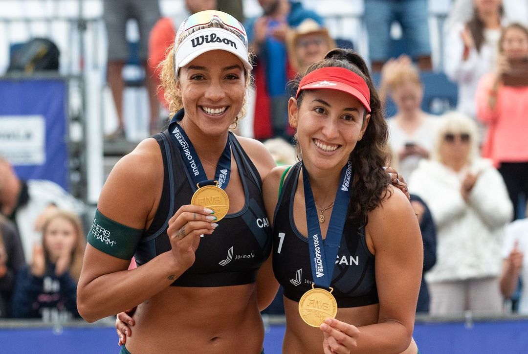 Brandie Wilkerson, à gauche, et Melissa Humana-Paredes, à droite, avec leur médaille d'or.