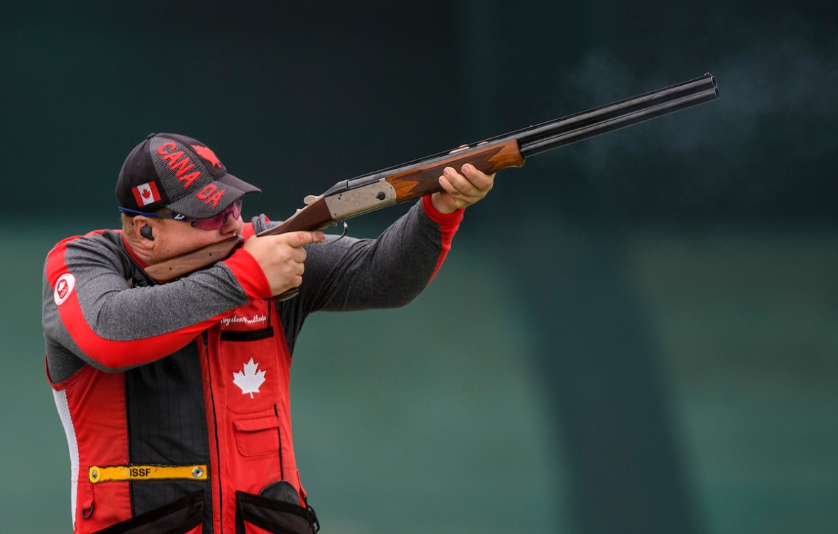 Un athlète participe à une épreuve masculine de tir au fusil. 