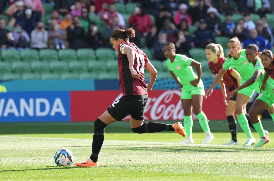 Christine Sinclair botte le ballon.