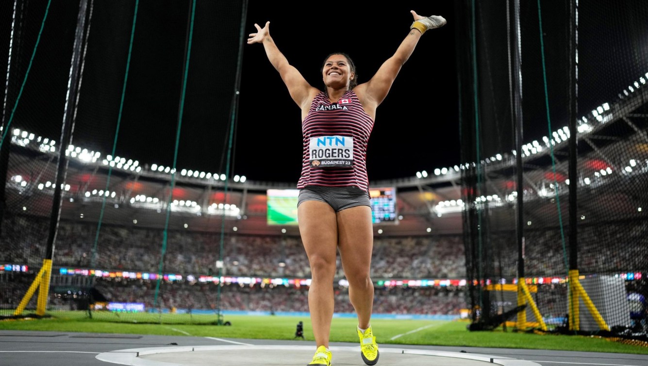 Camryn Rogers célèbre sur le terrain.