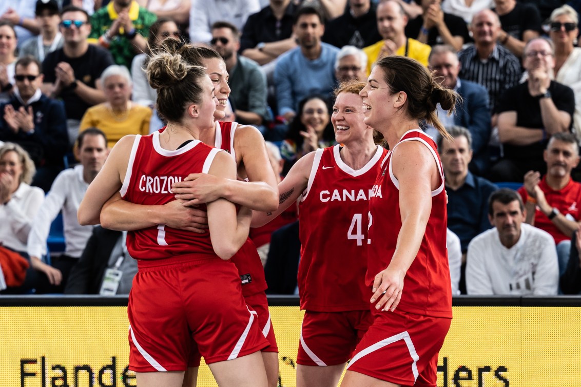 Michelle Plouffe, Katherine Plouffe, Paige Crozon et Kacie Bosh célèbrent sur le terrain.