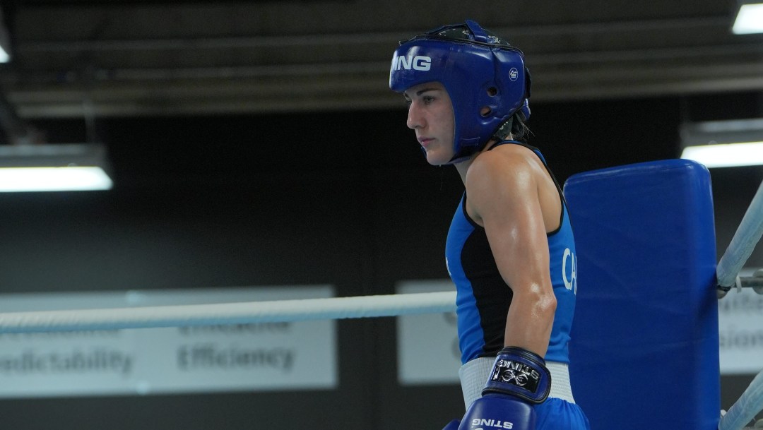 Mckenzie Wright debout sur le ring.