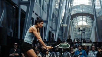 Nicole Bunyan frappe une balle au squash.