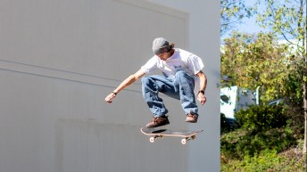 Ryan Decenzo dans les airs lors d'une figure de skateboard.
