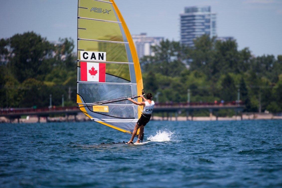 Un athlète de planche à voile sur un lac. 