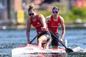 Les Canadiennes Sloan Mackenzie et Katie Vincent participant à l'épreuve de canoë-kayak en C2 féminin 500 m aux Mondiaux de Duisburg en Allemagne.