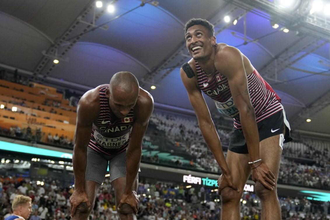 Damian Warner et Pierce LePage après une épreuve du décathlon aux Championnats du monde de Budapest.