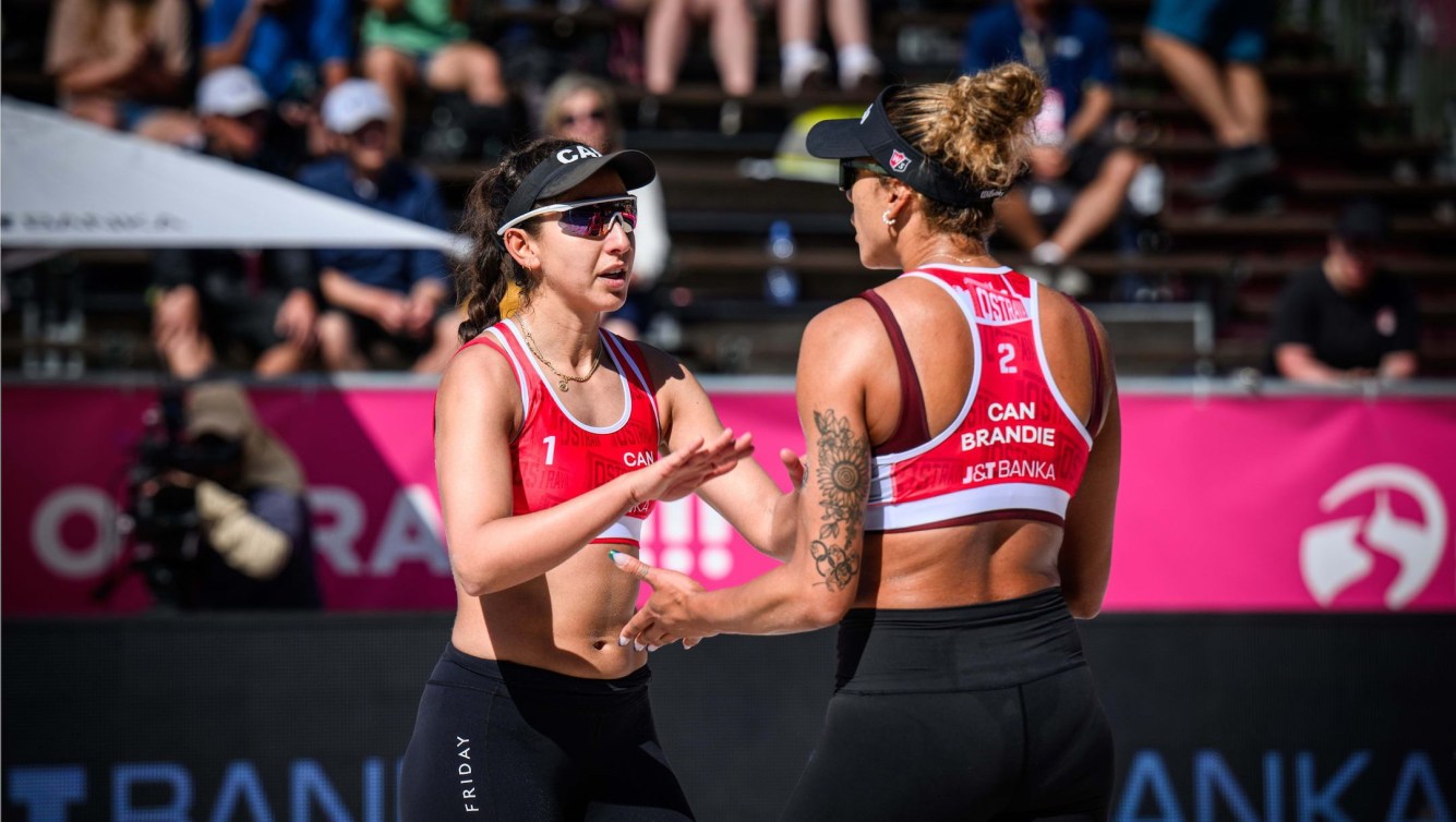 Deux joueuses de volleyball sur le terrain. 