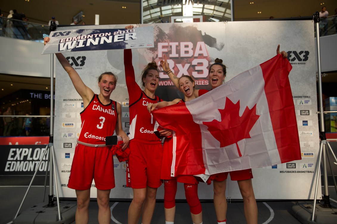 Michelle Plouffe, Katherine Plouffe, Paige Crozon et Kacie Bosh célèbrent avec le drapeau canadien. 
