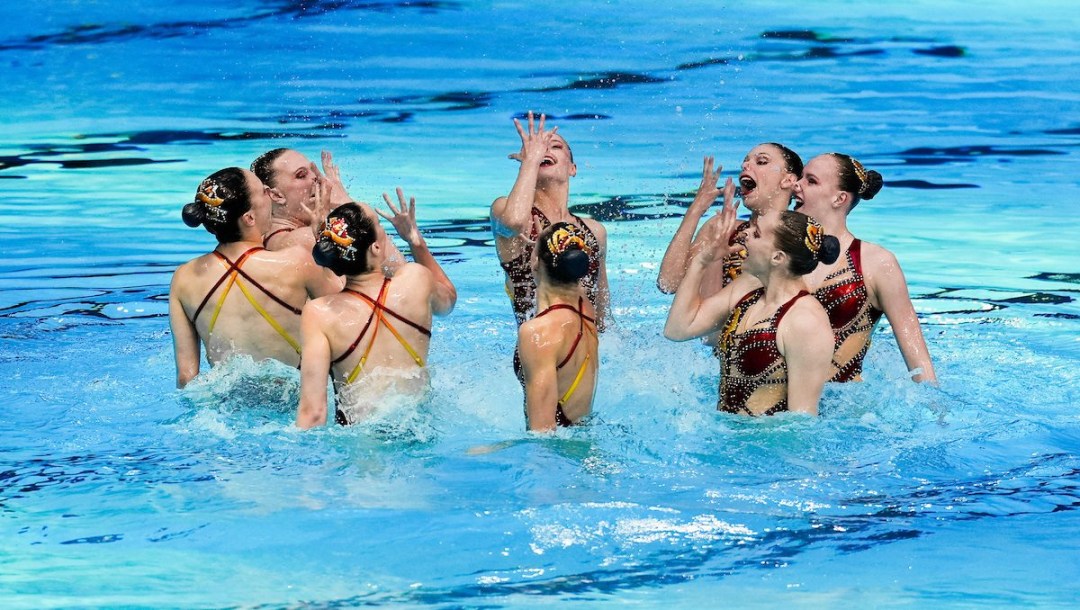 Florence Tremblay et des nageuses en action.